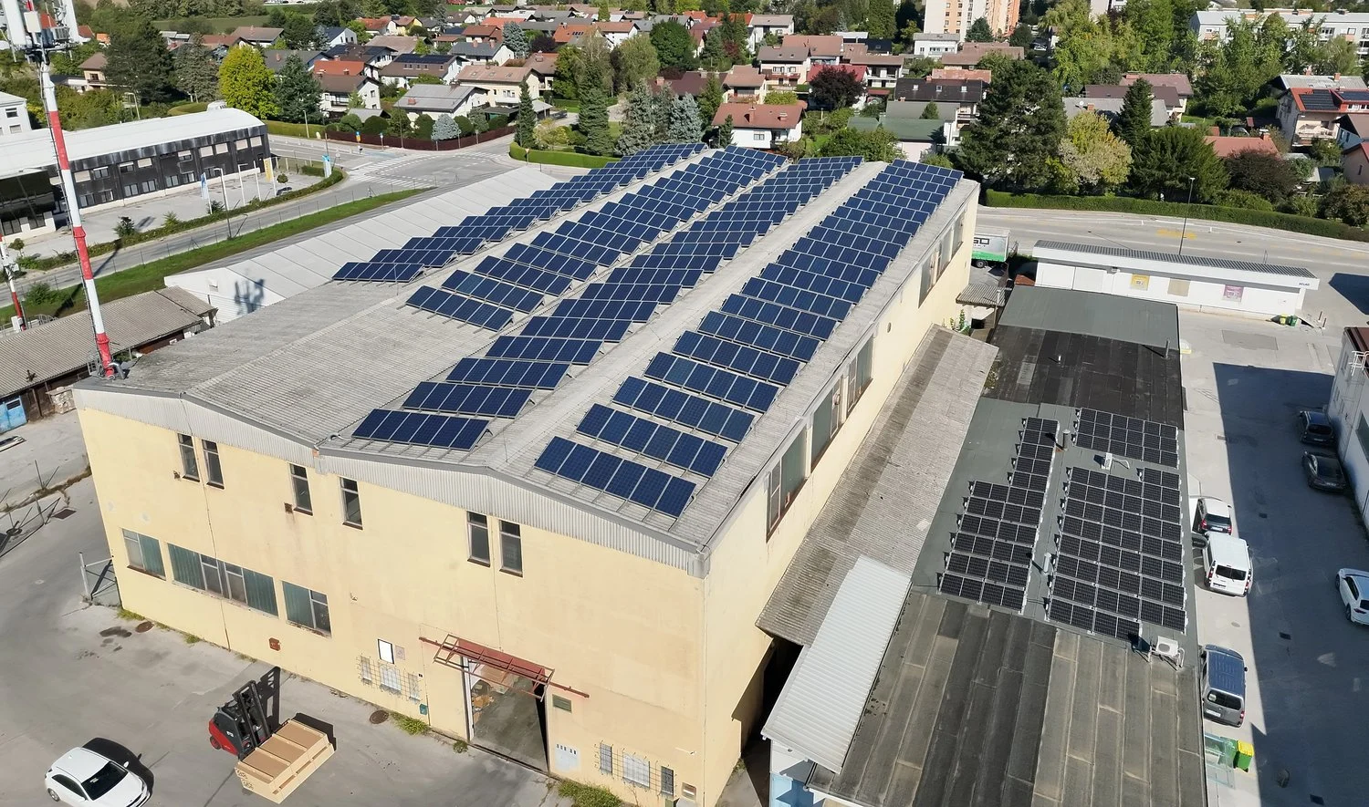 Photovoltaikanlage mit 100 kWp auf dem Dach einer Gewerbehalle in Celje aus der Luft